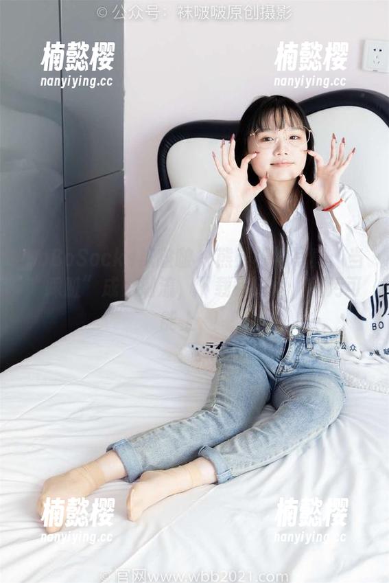 BoBoSocks袜啵啵 - 熊熊棉袜写真：当“踩脏”成为潮流，下载须谨慎，脏污可能上癮！