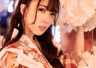 Feilin嗲囡囡 – 看方子萱如何在丝袜原图中优雅翻滚，绝不会只是一场美丽的误会！