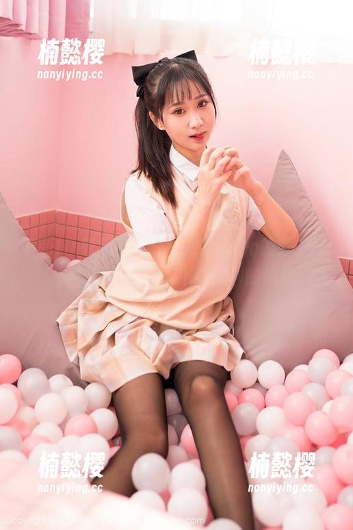 Feilin嗲囡囡-王婉悠Queen Feilin嗲囡囡 - 王婉悠Queen的睡衣写真,简单却让人出乎意料的惊艳