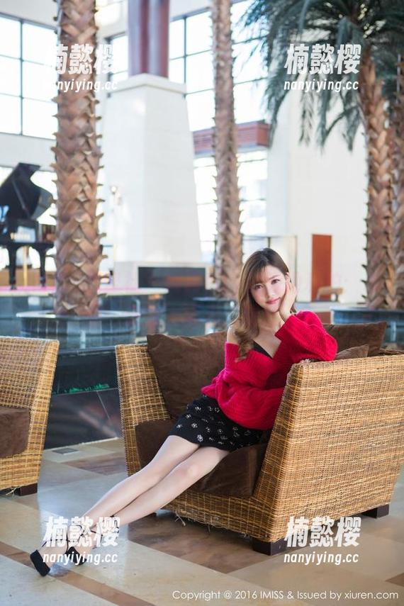 IMiss爱蜜社-莉莉Lily IMiss爱蜜社 - 莉莉Lily的泳池私拍:水里‘游泳’还是‘脸红’?