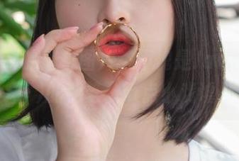 这些定制的修女图片，不愧是Jang Joo(장주)的手笔，带点小戏谑。