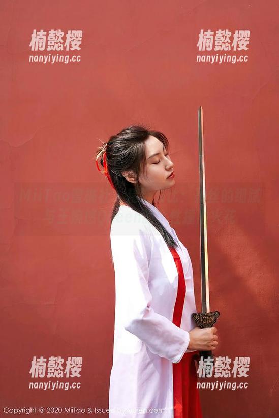 MiiTao蜜桃社-王婉悠Queen MiiTao蜜桃社 - 精选对比:黑丝的细腻与王婉悠Queen的个性撞出火花