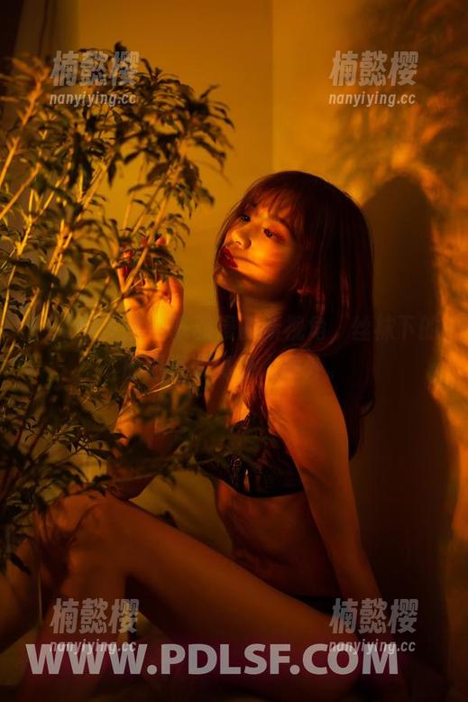 PDL潘多拉 - 陈雅漫的新视角，丝袜下的原图资源真让人意外。