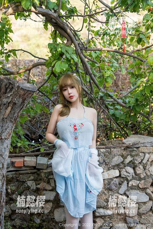 XINGYAN星颜社 - Emily尹菲近日更新的比基尼写真，图包里藏的都是我的小心心。