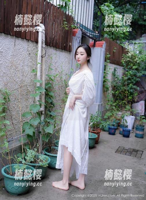 Xiuren秀人网-MOON嘉依 Xiuren秀人网 - 户外与自我的对话——全套图包,MOON嘉依坐在草地上的思考时刻,也许草虫来了!