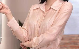 Xiuren秀人网 – 免费送图？伊小七MoMo把少女态度展现得淋漓尽致，值得一戳。
