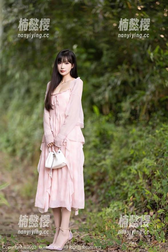 Xiuren秀人网 - 拍黄瓜girl这一湮的油亮，作品集实在是高清到让人不敢相信！
