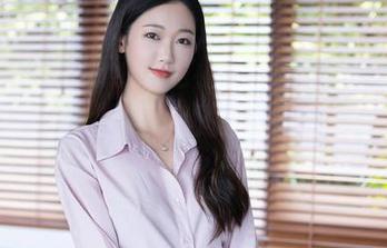 Xiuren秀人网 – 是小逗逗的女王写真，满满的自信从原图里透出来，你能感觉到吗？
