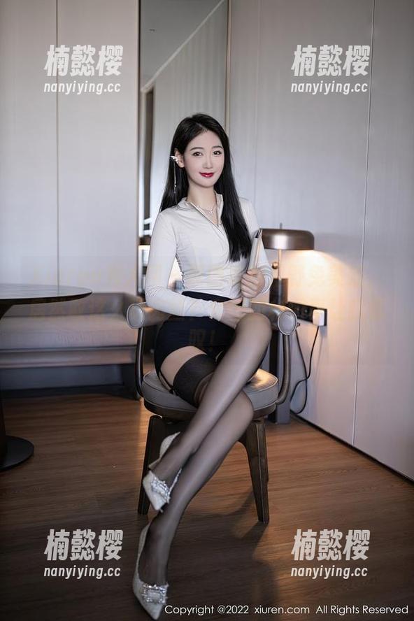 Xiuren秀人网 - 原图里的月野兔美妞，居然敢这么玩肉丝？套图的构图真让我惊叹！