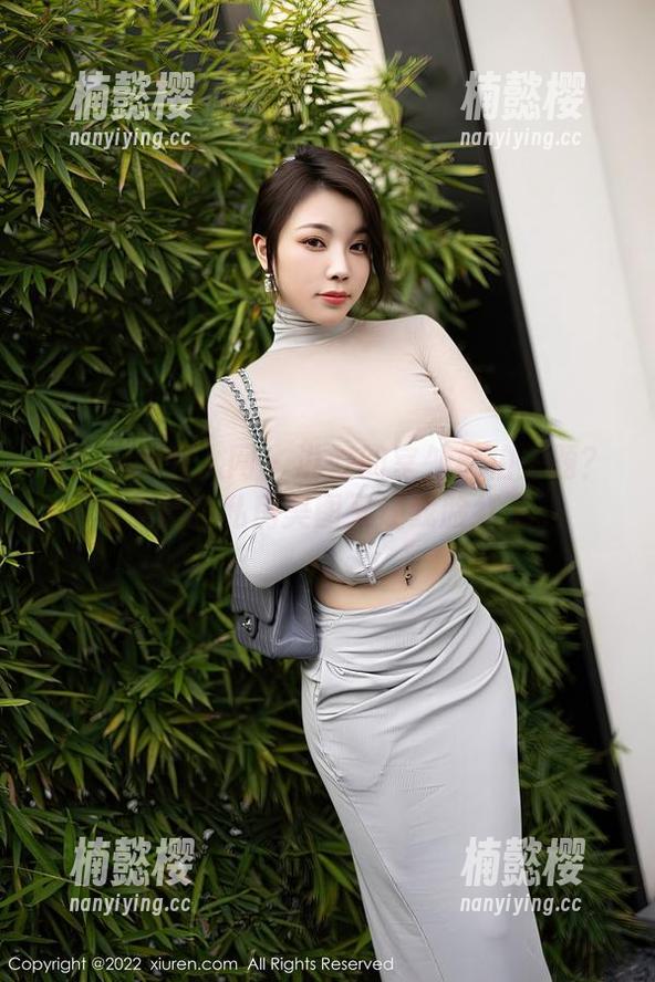 Xiuren秀人网 - 说好的室外松柏主题？杨晨晨的私房美图又让我脸红了。