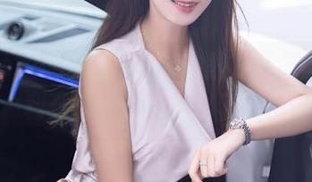 Xiuren秀人网 – 在泳池里，邹晶晶的福利秀来了，准备好了吗？