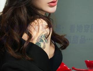 丽柜 – 小戈的厨娘写真集：看她穿围裙的样子，似乎想去做一道甜品…