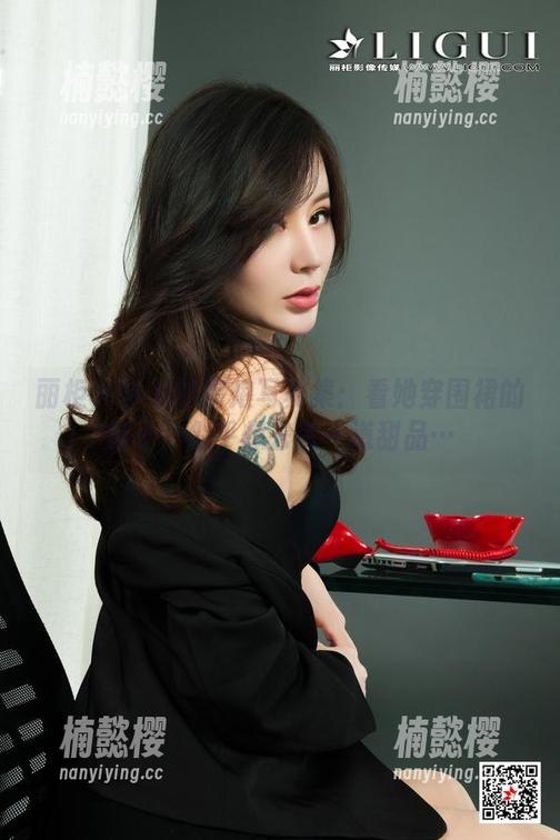 丽柜 - 小戈的厨娘写真集：看她穿围裙的样子，似乎想去做一道甜品…