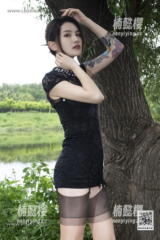 丽柜 - 最新发售！甜甜图册里的妹妹，看得我都有点呆了。