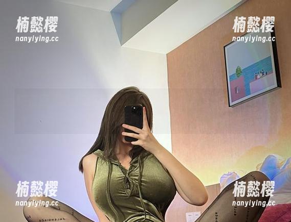 微密圈 - 踏上乙醇子的粉色裙子私拍合集：那里藏着多少未解的涂鸦？