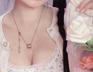 在神社扮巫女的佳佳酱ovo，免费美图带你见识色调新选择。