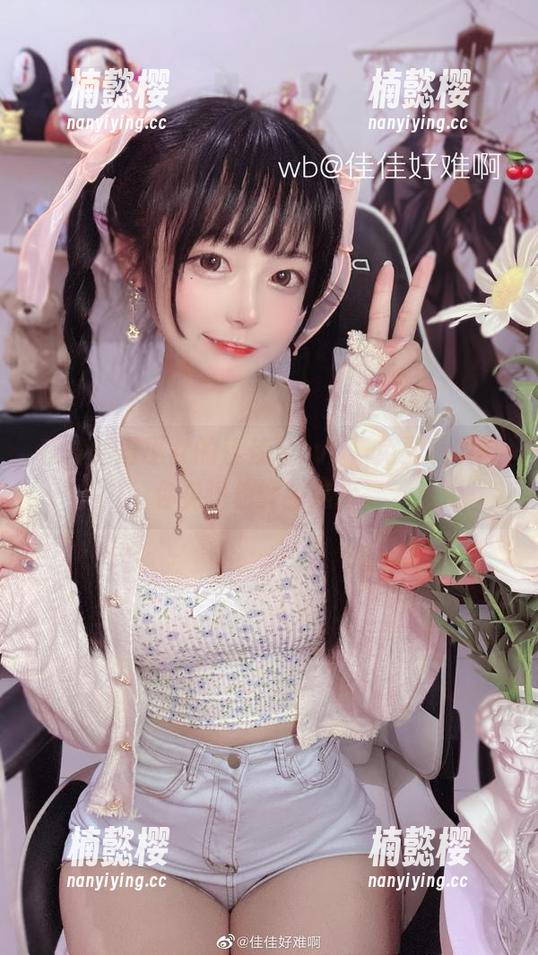 在神社扮巫女的佳佳酱ovo，免费美图带你见识色调新选择。