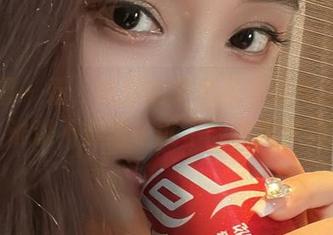 微密圈 – 看，奶雯的银色吊带裙美图合集，谁说不穿裙子就不能惊艳世界？