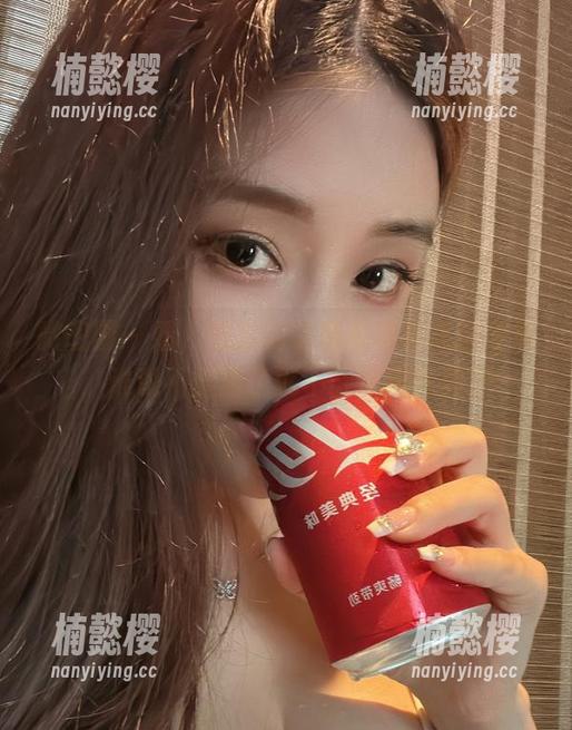 微密圈 - 看，奶雯的银色吊带裙美图合集，谁说不穿裙子就不能惊艳世界？