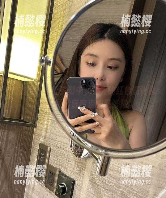 微密圈 - 水墨淡影中，奶雯的红色漏背裙，私拍图片随意淡雅又张扬！