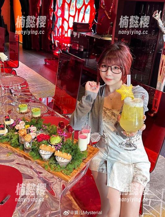 尝试想象，宝儿mysterial在连体衣中游走，留下的每张照片都是个小小的风景。