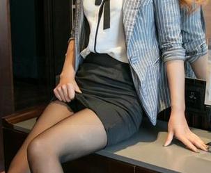 尤果网 – 这踢袜子竟然也是艾霓莎的全套，原图看来是想给我们带点意外。