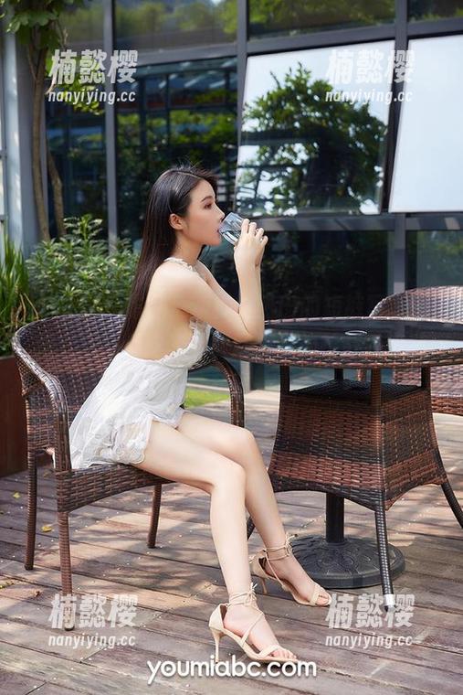 尤蜜荟-小热巴 尤蜜荟 - 作品更新!小热巴的短裤写真,倍儿想知道这次的露腿角度能给我多少收获。