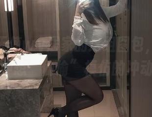 无颜小天使wy居家的这组图包，真让人有种想“偷偷”模仿的冲动。