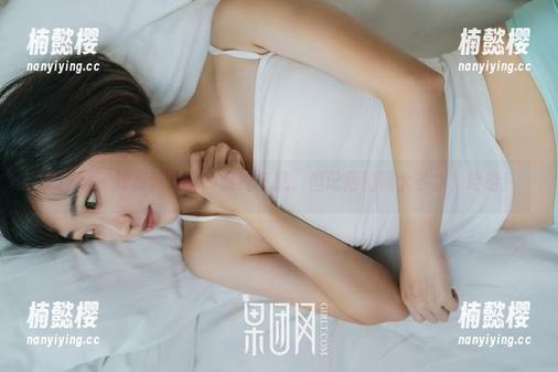 果团网 - 释放尹意纯的清纯气息，但记得别喝太多水，哈哈！