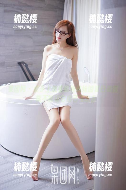 果团网 - 桌子上放着萌神妹妹的夏日美图，能不能让它自己飞出去