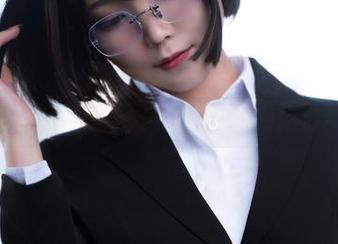 汪知子的作品集：用蓝色闪粉惹怒审美疲劳界的无数人。