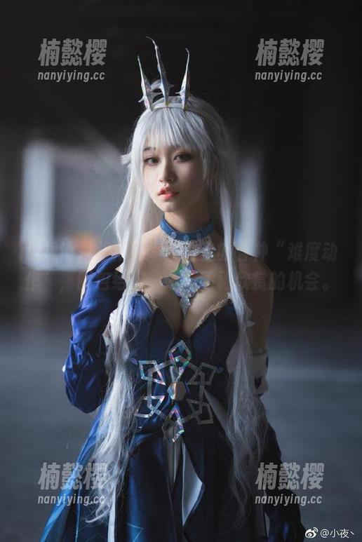 想看沧霁桔梗在瑜伽垫上的各种“难度动作”，图包给你一个无障碍欣赏的机会。