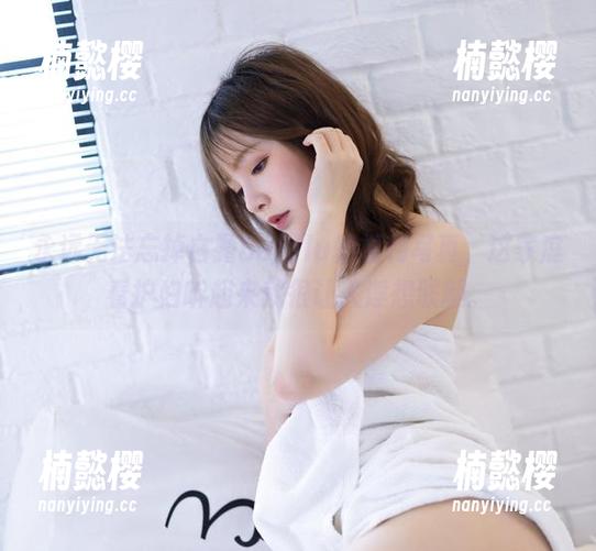 白露Bululu 永远无法忘掉白露Bululu的福利写真,这家庭看护妇听起来就很让人浮想联翩。