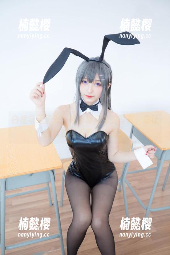 白裙与无圣光：神乐坂真冬的写真，总让我纠结要不要点个赞。