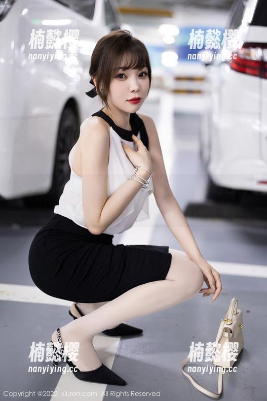 秀人网 - 图包里藏着周慕汐fairy的白衬衫美眉，只等你来下载。