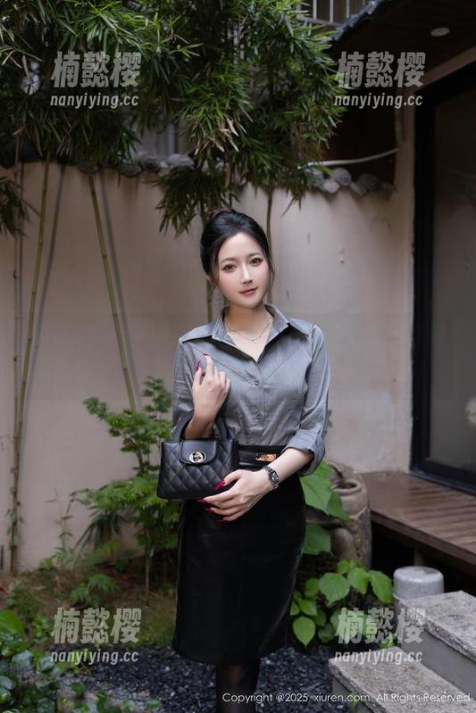 秀人网-小逗逗 秀人网 - 小逗逗的套装:原图里的不羁随性