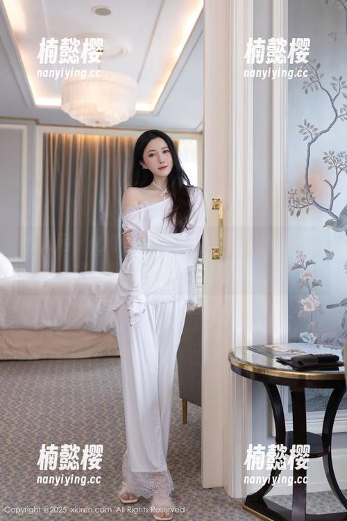秀人网 - 心妍公主的女神写真，明明是艺术，却让我只想疯狂下载！