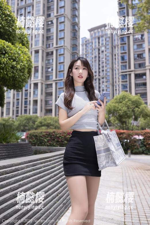 秀人网-果儿victoria 秀人网 - 果儿victoria的在线图集里,制服带来了逐渐熟成的美感