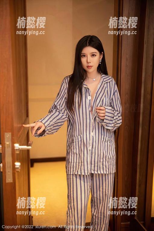 秀人网 - 在线告白——米妮大萌萌的校服图集，别眨眼哦