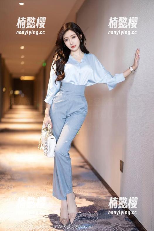 秀人网-鱼子酱fish 秀人网 - 鱼子酱fish穿上空姐制服,全套来了,原图里那眼神,简直是让人想起了航班的延误…