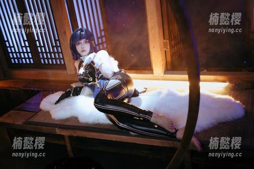 秋和柯基：探索超小比基尼的趣味写真旅程