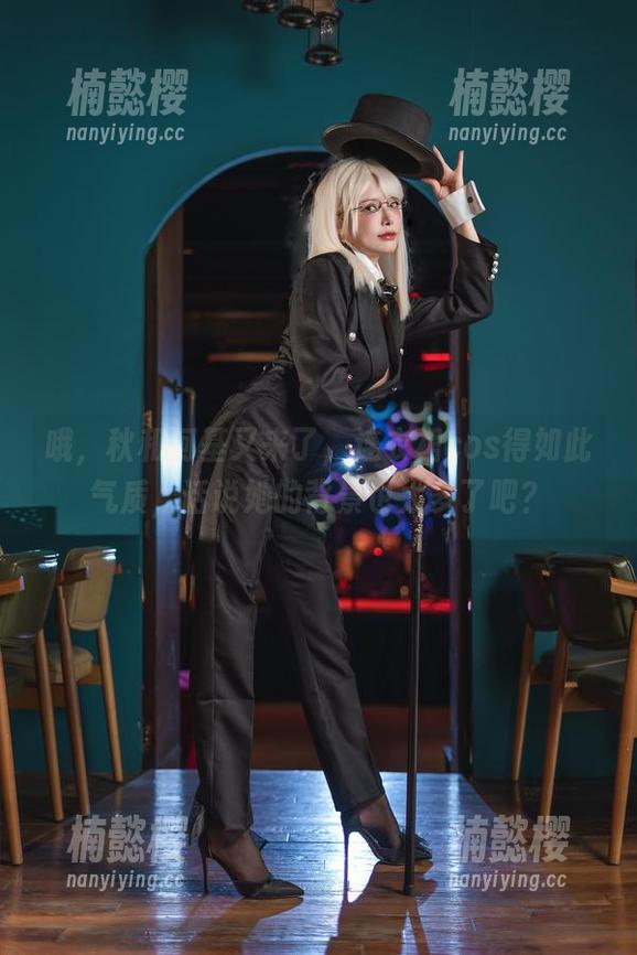 秋和柯基 哦,秋和柯基又来了,连衣裙cos得如此气质,话说她的背景也太多了吧?
