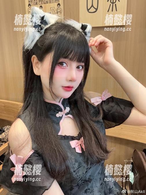 “秋山AkI的作品集更新了，里面的剧情堪比我的闺蜜八卦，希望大家看了不被掉进坑里“