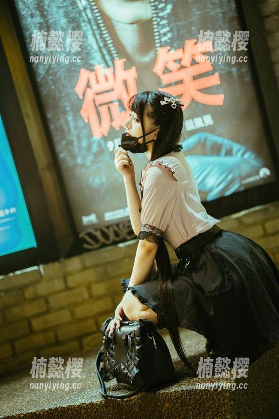私房美图不太常见，落落Raku教你搞怪：不给糖就闹腾