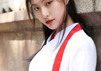 蜜桃社 – 更新到位！初月的新写真：可爱也有点烦？