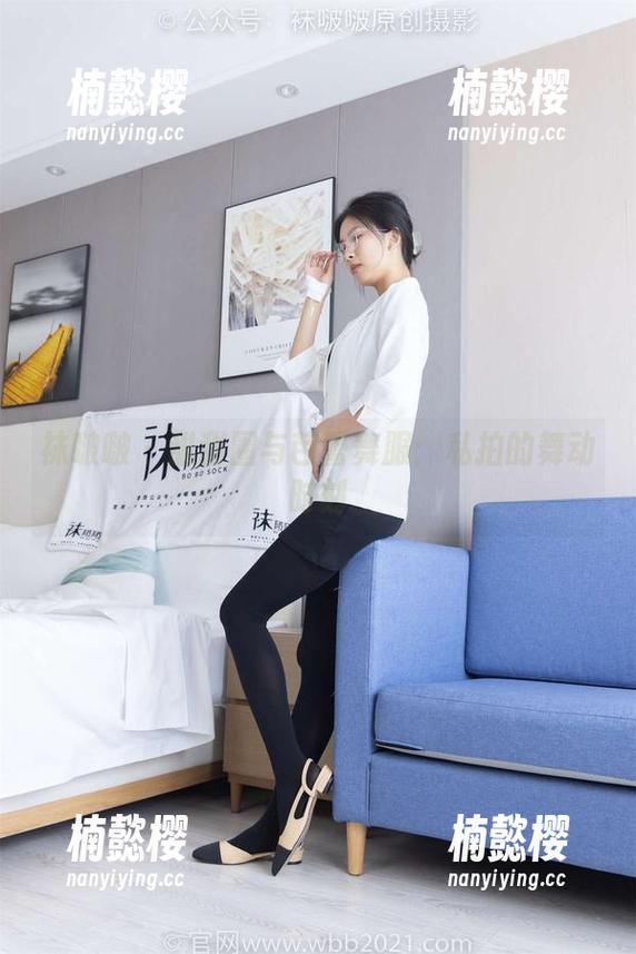 袜啵啵 - 甜甜圈与芭蕾舞服：私拍的舞动时刻