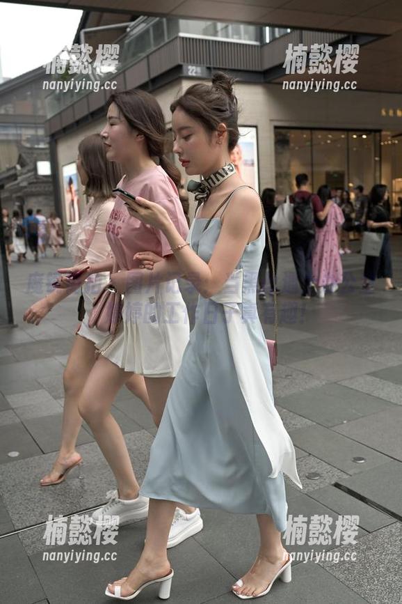 魔镜街拍-婷婷 魔镜街拍 - 图片记录:当黑丝遇上办公室,婷婷的工作日子真有趣!
