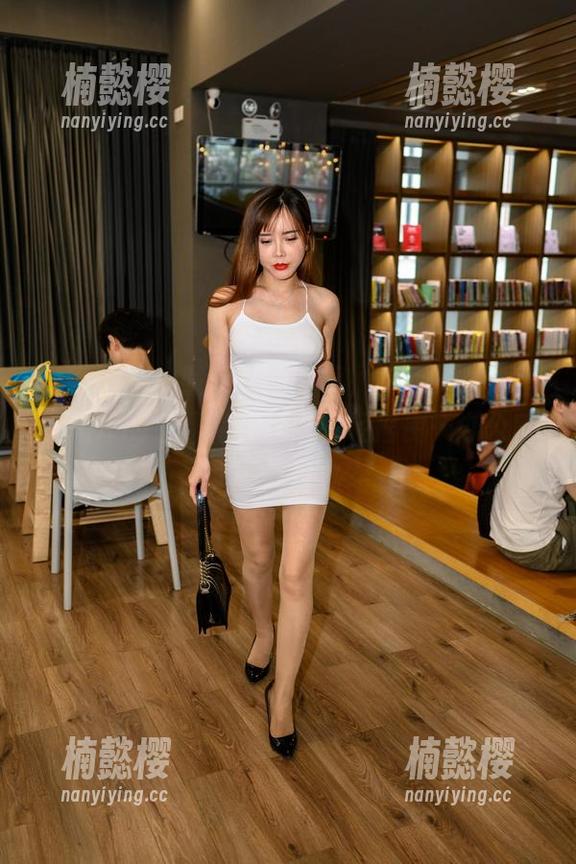 魔镜街拍-婷婷 魔镜街拍 - 照片里的婷婷,午后光线洒落,短短的包臀裙在风中轻轻摇曳…办公室的意外悬念?