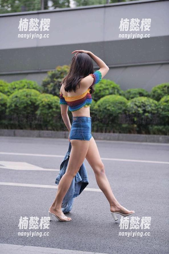 魔镜街拍-艾小青 魔镜街拍 - 套图里的艾小青:超短裙的乐园,肉丝玩得真开心!