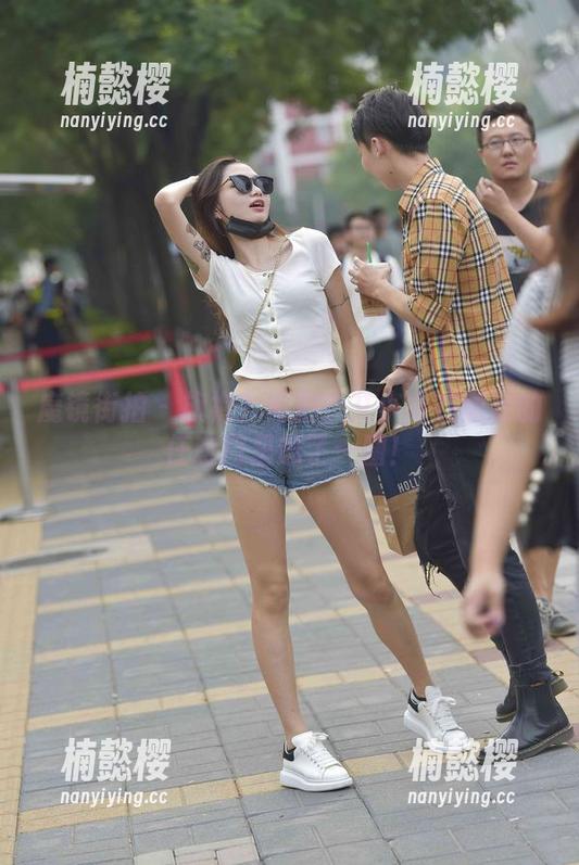 魔镜街拍-艾小青 魔镜街拍 - 旗袍?街拍?艾小青在图库的任意门里逛了一圈!
